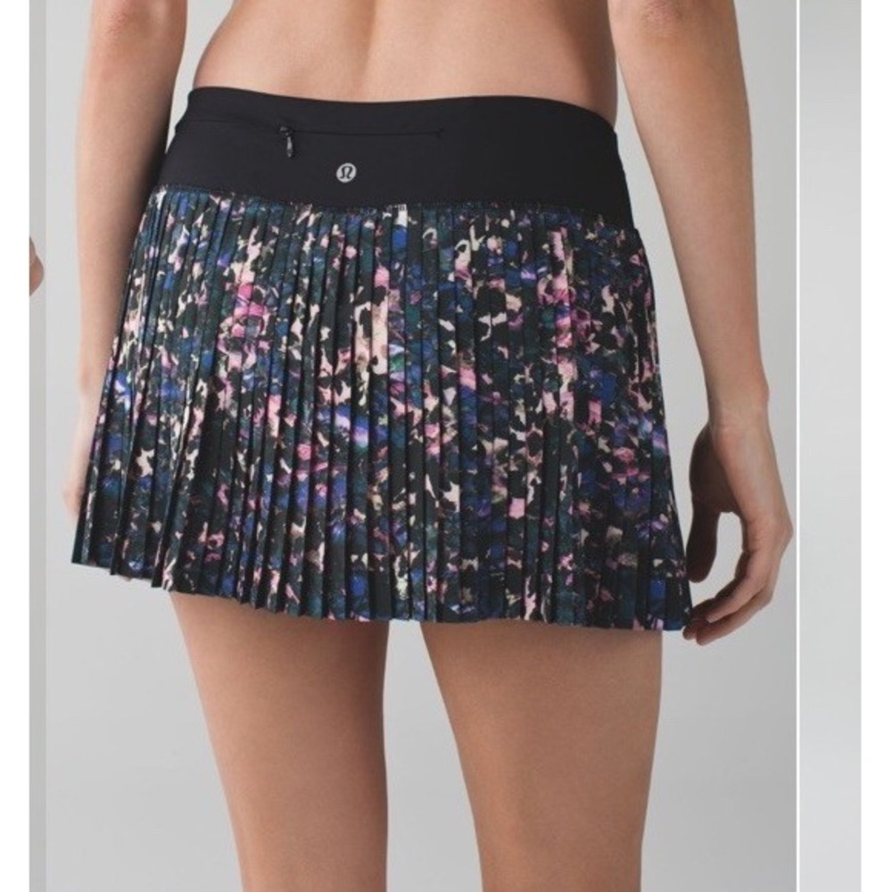 Lululemon Pleat To Street Skirt‎ II Size 6 Floral Backdrop Black